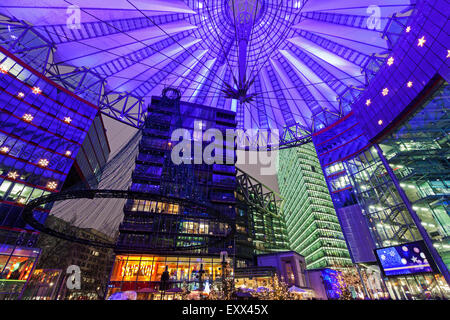 Cupola illuminata del Sony Centre Foto Stock