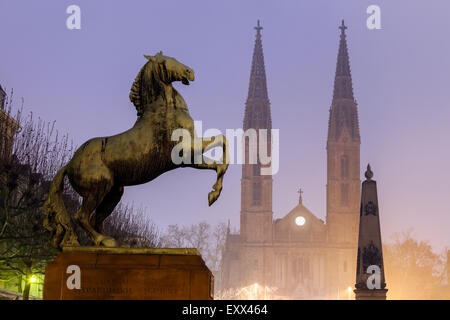 Scultura di cavallo di Waterloo Memorial e San Bonifacio chiesa nella nebbia Foto Stock