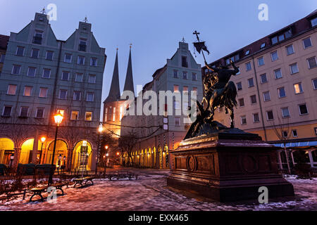 Statua equestre sulla città illuminato quadrato Foto Stock