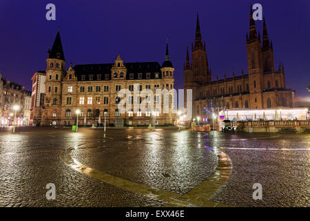 Vista sulla piazza della città verso Rathaus e Marktkirche Foto Stock