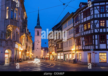 Città illuminata street e Allerheiligenkirche torre campanaria Foto Stock