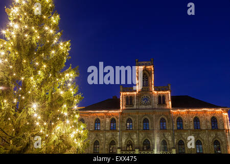 Illuminato albero di Natale e la facciata di edificio