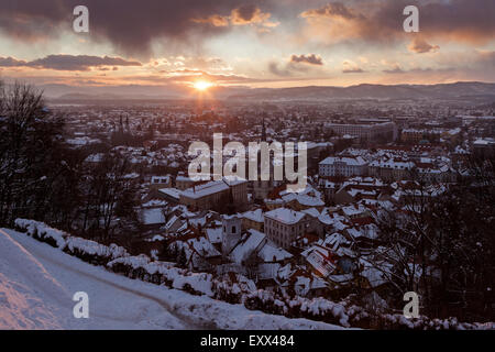 Inverno cityscape di sunrise Foto Stock