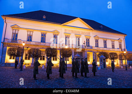 Guardia d'onore di fronte illuminata Sandor Palace Foto Stock