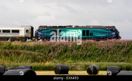 Classe DRS 68 locomotiva diesel su Chiltern Railways mainline train, Warwickshire, Regno Unito Foto Stock