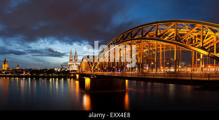 Ponte di Hohenzollern accesa al crepuscolo Foto Stock