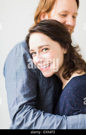 Coppia sorridente abbracciando Foto Stock