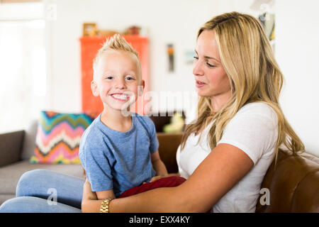 Madre e figlio sorridente (4-5) Foto Stock