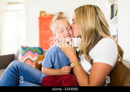 Madre baciare figlio (4-5) Foto Stock