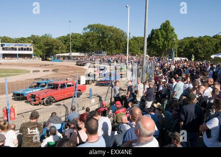 La folla di spettatori a una gara banger ad Arlington speedway stadium vicino a eastborne uk spettatore motor sport Demolition derby der Foto Stock