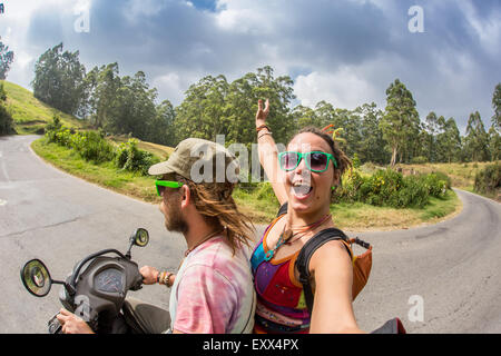 Happy free libertà matura la guida scooter Foto Stock