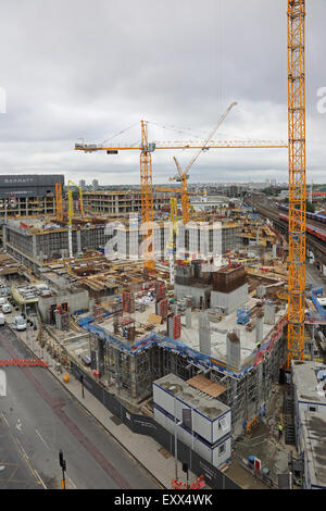 Nine Elms punto un massiccio nuovo sviluppo sotto la costruzione in London Vauxhall area. 650 nuovi appartamenti plus supermercato Sainsbury's. Foto Stock