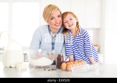 Ritratto di ragazza (4-5) di trascorrere del tempo con la mamma in cucina Foto Stock