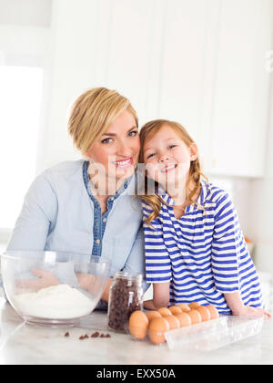 Ritratto di ragazza (4-5) di trascorrere del tempo con la mamma in cucina Foto Stock