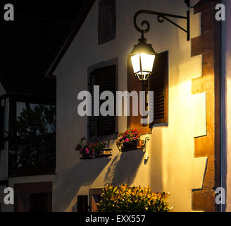 Vecchio villaggio alsacien street view, Francia, estate Foto Stock