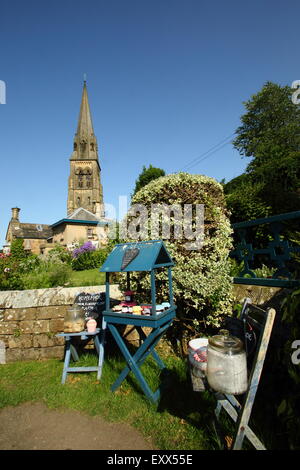 Home realizzati prodotti venduti al di fuori di una proprietà residenziale in Edensor, un rurale British villaggio sul Chatsworth station wagon, England Regno Unito Foto Stock