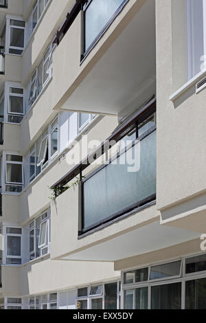 Balcone di dettaglio su uno degli anni settanta costruito blocco di appartamenti nel centro di Londra a seguito dei lavori di ristrutturazione. In mattoni a vista è stato eseguito il rendering. Foto Stock