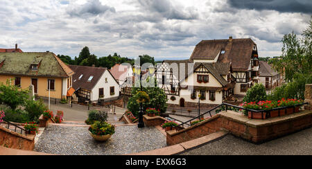 Vecchio villaggio alsacien street view, Francia, estate Foto Stock