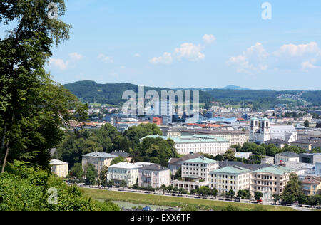 Vista sulla città di Salisburgo in Europa da Elisabethkai accanto al fiume Salzach, attraverso il palazzo Mirabell e la chiesa di S. Andrea Foto Stock