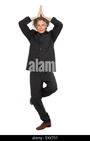 Uomo bello fare espressioni diverse in diversi set di vestiti: yoga Foto Stock