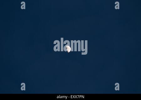 Mezza luna sul cielo scuro dello sfondo. Close up della luna. Foto Stock