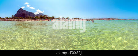 I turisti e i locali godono di blu mare mediterraneo a San Vito Lo Capo, Italia. Foto Stock