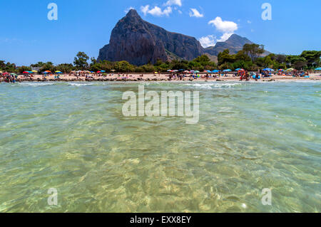 SAN VITO LO CAPO, Italia - 22 agosto 2014: i turisti e i locali godono di blu mare mediterraneo a San Vito Lo Capo, Italia. Foto Stock