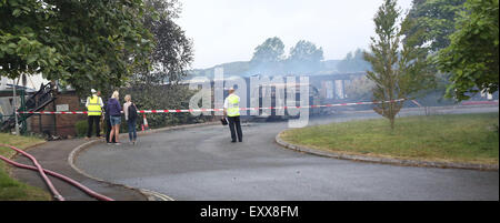 Lago, Isle of Wight, Hampshire, Regno Unito. Venerdì 17 Luglio, 2015. GV che mostra la luce diurna ha messo in chiaro la distruzione causata da un grande incendio che ha eviscerato una scuola nel lago questa mattina (venerdì). Cinquanta fire equipaggi provenienti da tutta l'isola sono state affrontando un tripudio di Island Learning Center su Manor Road, il lago dalla mezzanotte dopo che viene visualizzato un mini-bus incendio di propagarsi all'edificio scolastico. L'ex Broadlea scuola primaria è stata completamente distrutta. Credito: uknip/ Alamy Live News Foto Stock