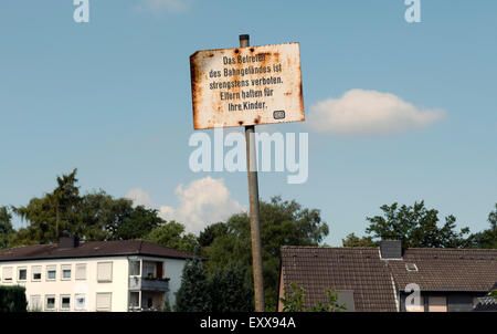 Tenere lontane le tracce ferroviarie segno, Leichlingen, Germania. Foto Stock