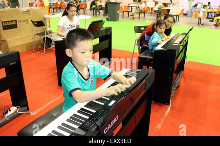 Suzhou, cinese della provincia di Jiangsu. 17 Luglio, 2015. I bambini giocano un organo liturgico elettronico durante la 2a Suzhou Toy Fair di Suzhou, est cinese della provincia di Jiangsu, 17 luglio 2015. Credito: Wang Jiankang/Xinhua/Alamy Live News Foto Stock