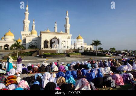 Cotabato, Filippine. 17 Luglio, 2015. I musulmani assiste la preghiera congregazionale alla Grande Moschea di Cotabato city, nella parte meridionale delle Filippine . I musulmani in tutto il mondo celebra la fine del Ramadan. Credito: Dante Dennis Diosina Jr./Pacific Press/Alamy Live News Foto Stock