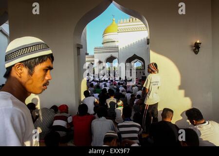 Cotabato, Filippine. 17 Luglio, 2015. I musulmani assiste la preghiera congregazionale alla Grande Moschea di Cotabato city, nella parte meridionale delle Filippine . I musulmani in tutto il mondo celebra la fine del Ramadan. Credito: Dante Dennis Diosina Jr./Pacific Press/Alamy Live News Foto Stock