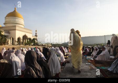 Cotabato, Filippine. 17 Luglio, 2015. I musulmani assiste la preghiera congregazionale alla Grande Moschea di Cotabato city, nella parte meridionale delle Filippine . I musulmani in tutto il mondo celebra la fine del Ramadan. Credito: Dante Dennis Diosina Jr./Pacific Press/Alamy Live News Foto Stock