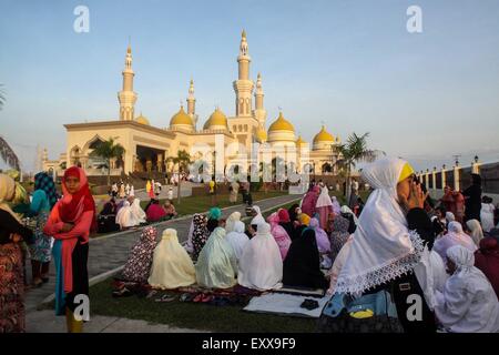 Cotabato, Filippine. 17 Luglio, 2015. I musulmani assiste la preghiera congregazionale alla Grande Moschea di Cotabato city, nella parte meridionale delle Filippine . I musulmani in tutto il mondo celebra la fine del Ramadan. Credito: Dante Dennis Diosina Jr./Pacific Press/Alamy Live News Foto Stock