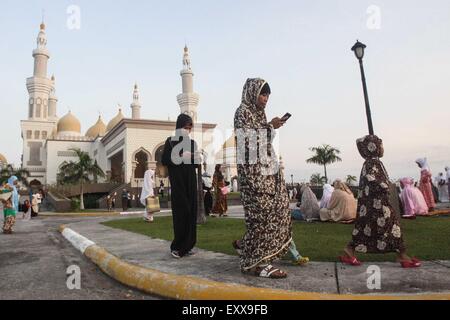 Cotabato, Filippine. 17 Luglio, 2015. I musulmani assiste la preghiera congregazionale alla Grande Moschea di Cotabato city, nella parte meridionale delle Filippine . I musulmani in tutto il mondo celebra la fine del Ramadan. Credito: Dante Dennis Diosina Jr./Pacific Press/Alamy Live News Foto Stock