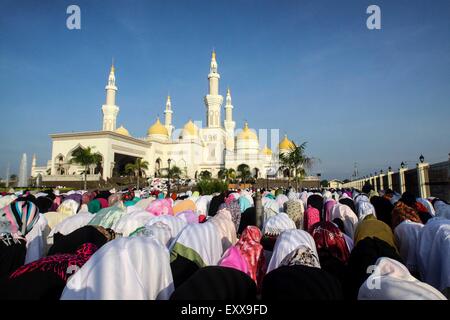 Cotabato, Filippine. 17 Luglio, 2015. I musulmani assiste la preghiera congregazionale alla Grande Moschea di Cotabato city, nella parte meridionale delle Filippine . I musulmani in tutto il mondo celebra la fine del Ramadan. Credito: Dante Dennis Diosina Jr./Pacific Press/Alamy Live News Foto Stock