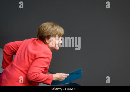 Berlino. 17 Luglio, 2015. Il cancelliere tedesco Angela Merkel partecipa a una sessione speciale del tedesco della camera bassa del Parlamento Bundestag a Berlino, in Germania il 17 luglio 2015. Il cancelliere tedesco Angela Merkel invita il parlamento tedesco di concedere un mandato per il suo governo di avviare negoziati su un terzo programma di salvataggio per la Grecia il venerdì, avvertimento che il caos sarebbe causato senza una trattativa. Credito: Zhang ventola/Xinhua/Alamy Live News Foto Stock