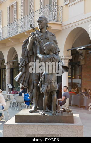 Statua di Antonio Stradivari, Piazza Antonio Stradivari di Cremona, Cremona, Lombardia, Italia, Foto Stock