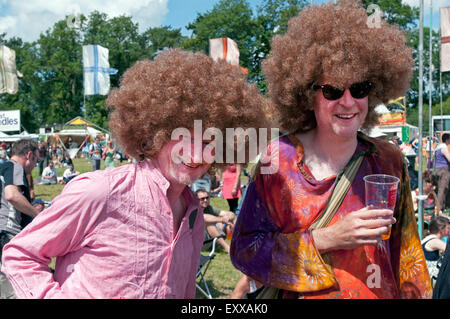 Due ragazzi che indossa abiti fantasiosi afro parrucche al WOMAD world music festival Foto Stock