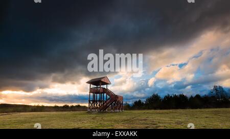 Splendido paesaggio della Torre guardando sotto il cielo drammatico. Paesaggio con il brutto tempo e colori vibranti. Foto Stock