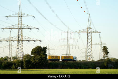 Alta tensione dei cavi di alimentazione che attraversa la A59 autostrada Autobahn, Rheindorf, Foto Stock