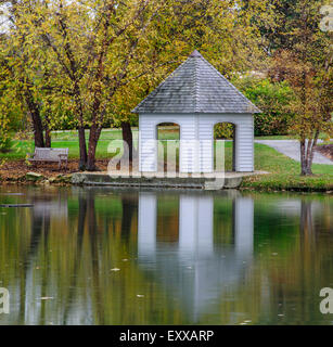 Un Gazebo su una tranquilla stagno durante l'autunno, Southwestern Ohio, Stati Uniti d'America Foto Stock