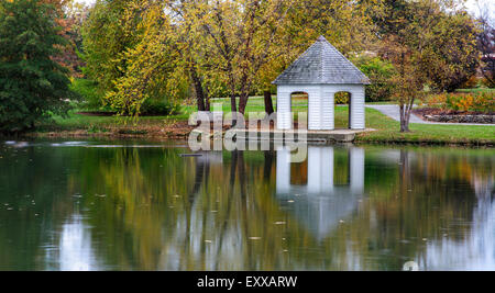 Un Gazebo su una tranquilla stagno durante l'autunno, Southwestern Ohio, Stati Uniti d'America Foto Stock