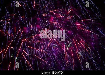 Abstract e splendidi modelli di luce creato da scoppiare i fuochi d'artificio nel cielo notturno, Cincinnati in Ohio, Stati Uniti d'America Foto Stock