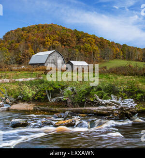 Un paesaggio pastorale, granaio e il fiume al di sotto di una collina in autunno, Central Ohio, Stati Uniti d'America Foto Stock