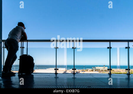 PALERMO, Italia - 27 agosto 2014: passeggeri attendere per i loro voli sulla terrazza all'aeroporto Falcone Borsellino di Palermo, Italia. Foto Stock