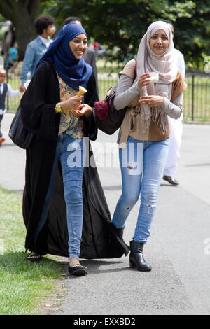 Londra, Regno Unito. 17 Luglio, 2015. Due giovani ragazze musulmane di godere di mangiare il gelato su l'ultimo giorno del mese sacro del Ramadan il digiuno Credito: amer ghazzal/Alamy Live News Foto Stock