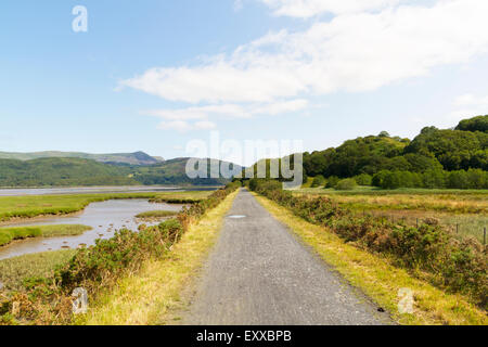 Il Mawddach Trail costeggia il Mawddach estuary vicino a Blaenau Ffestiniog Foto Stock