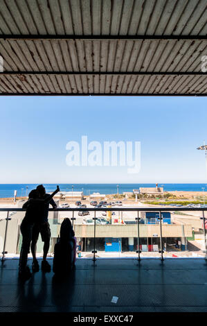 PALERMO, Italia - 27 agosto 2014: passeggeri attendere per i loro voli sulla terrazza all'aeroporto Falcone Borsellino di Palermo, Italia. Foto Stock