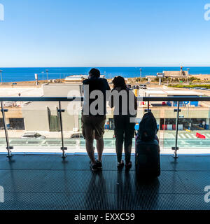 PALERMO, Italia - 27 agosto 2014: passeggeri attendere per i loro voli sulla terrazza all'aeroporto Falcone Borsellino di Palermo, Italia. Foto Stock